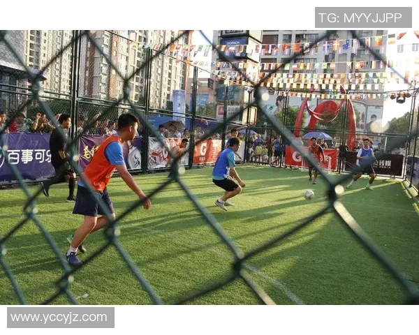 笼式足球场地壁挂球星画展现足球魅力与运动精神